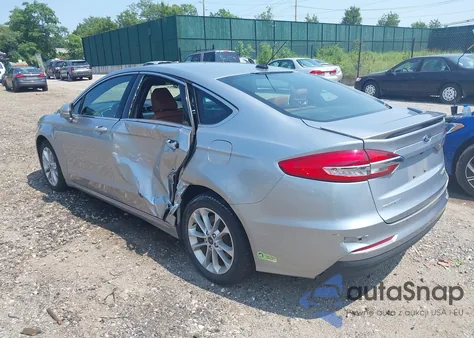 2020 Ford Fusion Plug-In Hybrid Titanium z USA, uszkodzony, nr VIN 3FA6P0SU9LR142377